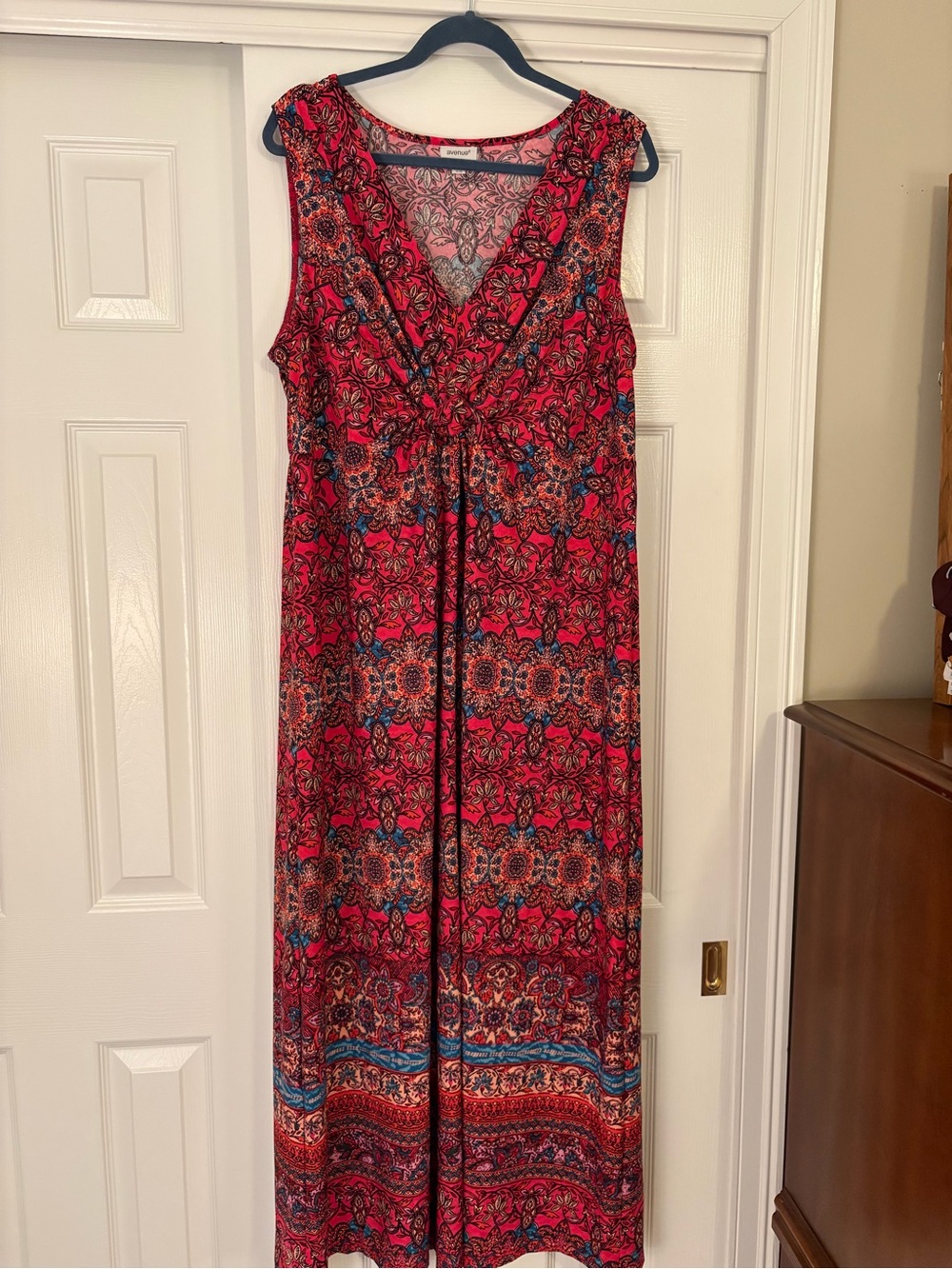 Plus Size 2X Avenue Floral Twist-Front Sleeveless Dress — Red Print